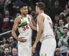 雄鹿对活塞季后赛四场