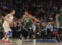 雄鹿对活塞季后赛四场