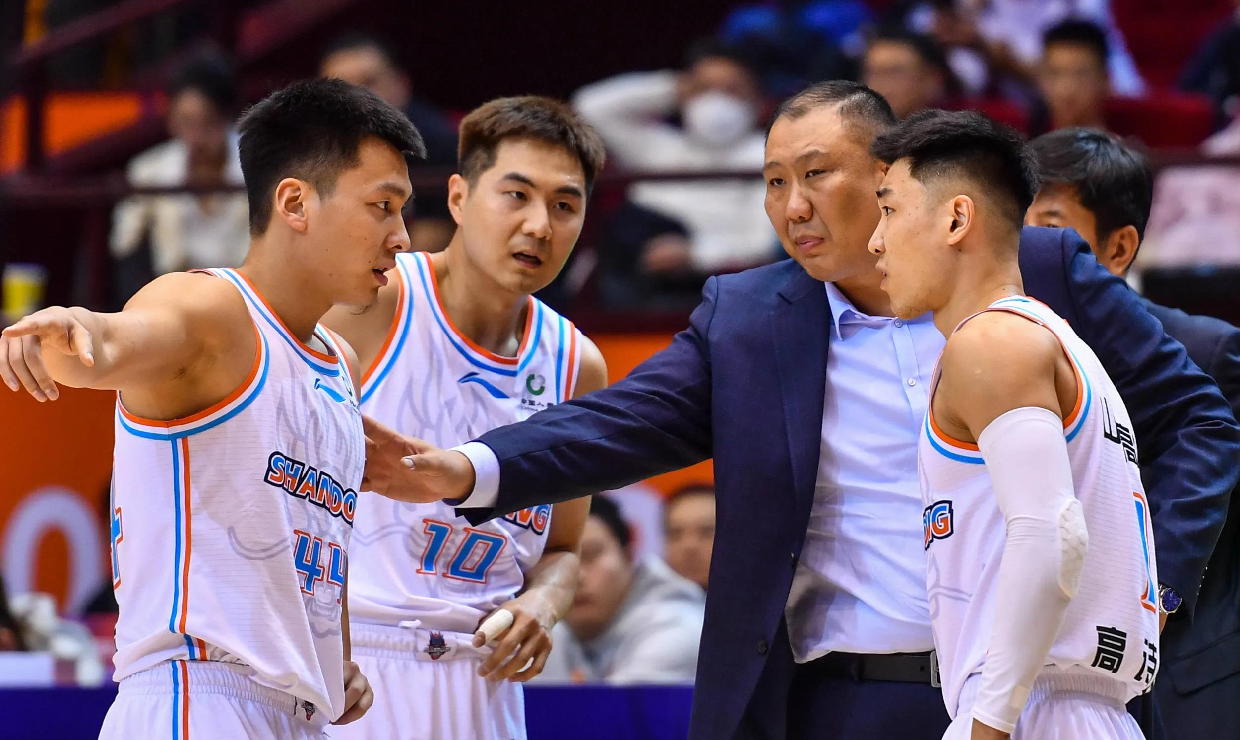 雷军和姚明现场观看cba京沪大战